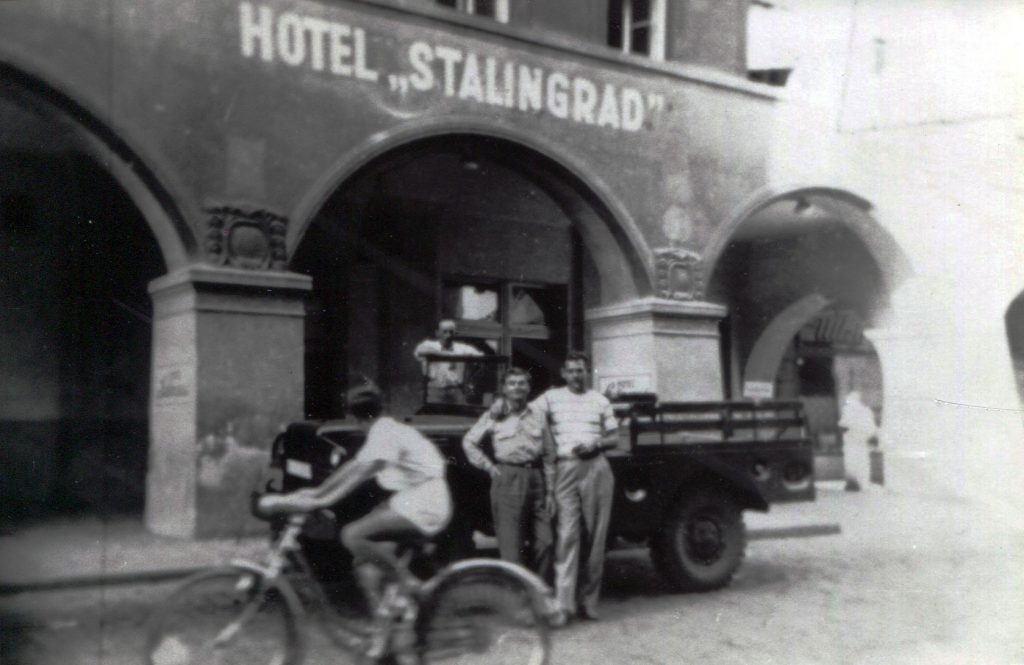 Michael Ondra (left) and Frederick Dahms (right), U.S. aircraft mechanics in Israeli service, in front of „Stalingrad“ Hotel in Žatec, June-July 1948 Courtesy of the I.A.F. and I.D.F. Archives)